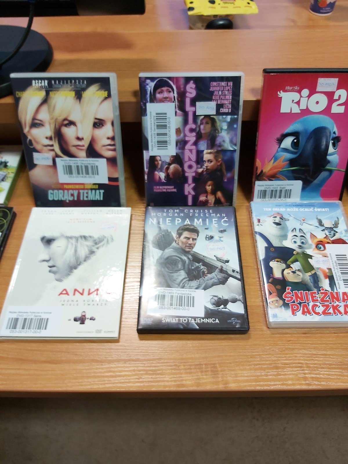 Sześć filmów DVD leżących na stole