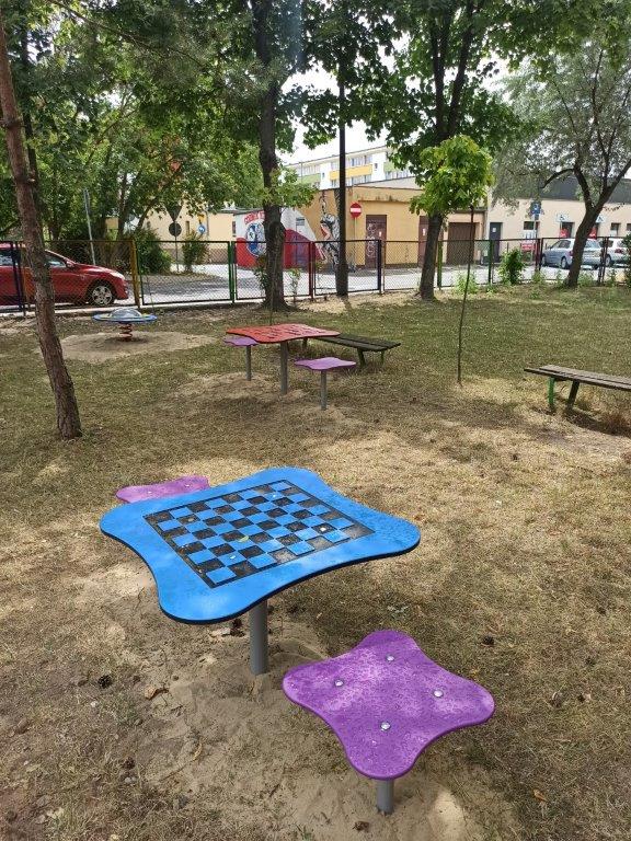 plac zabaw z dwoma stolikami do gier