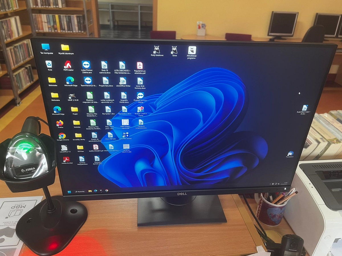 Monitor stoi na biurku