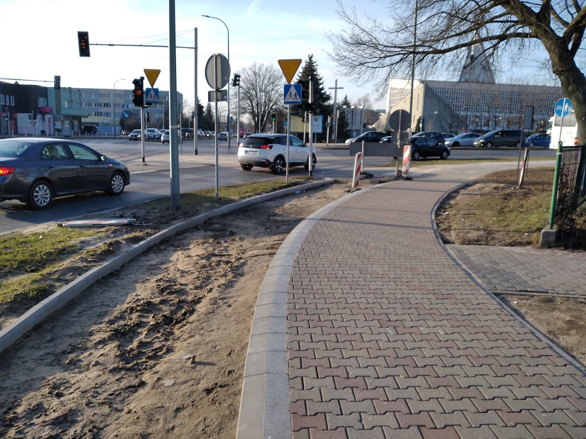  Chodnik i droga rowerowa w budowie na Alejach 1 Maja