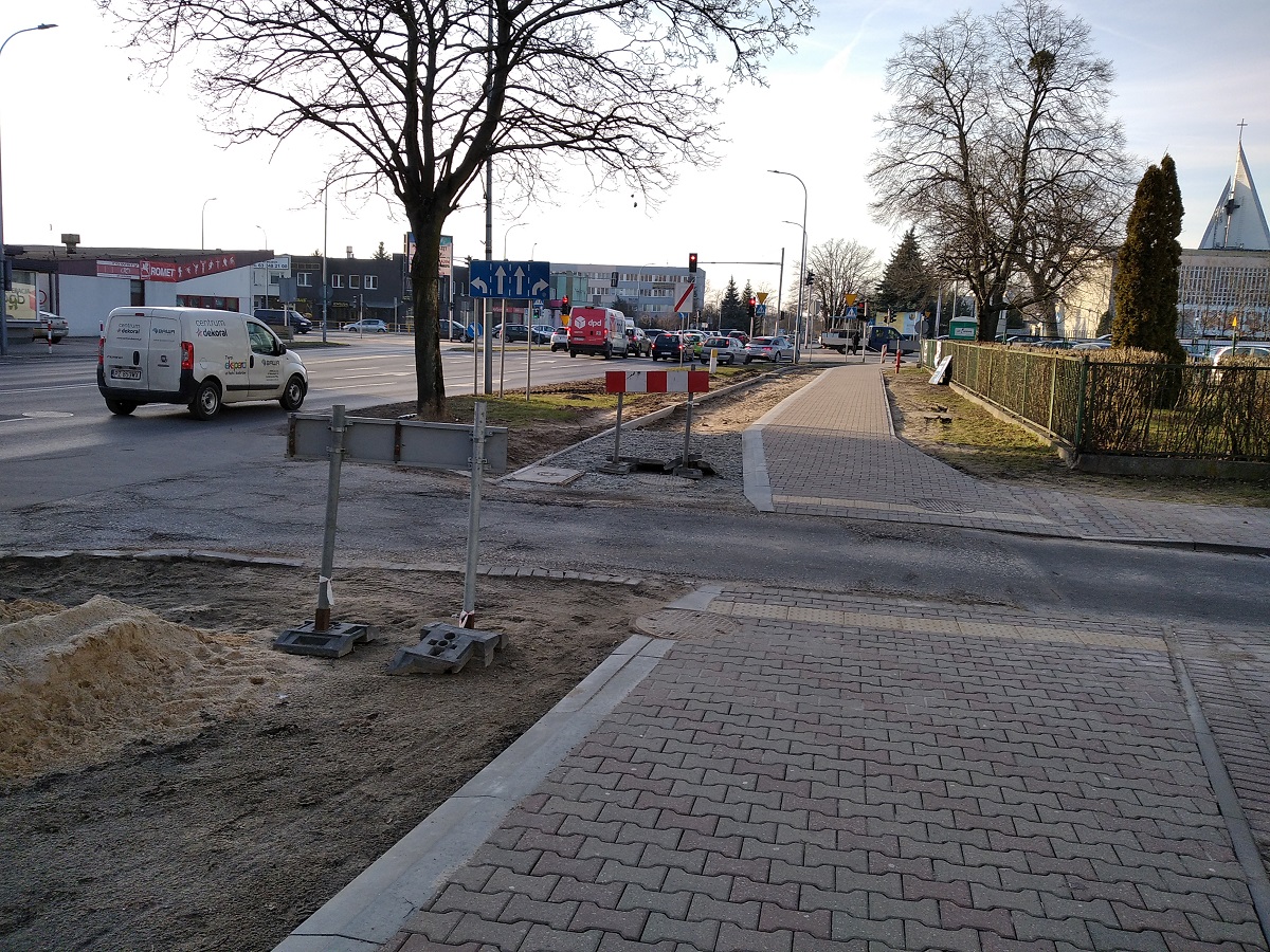 Chodnik i droga rowerowa w budowie na Alejach 1 Maja