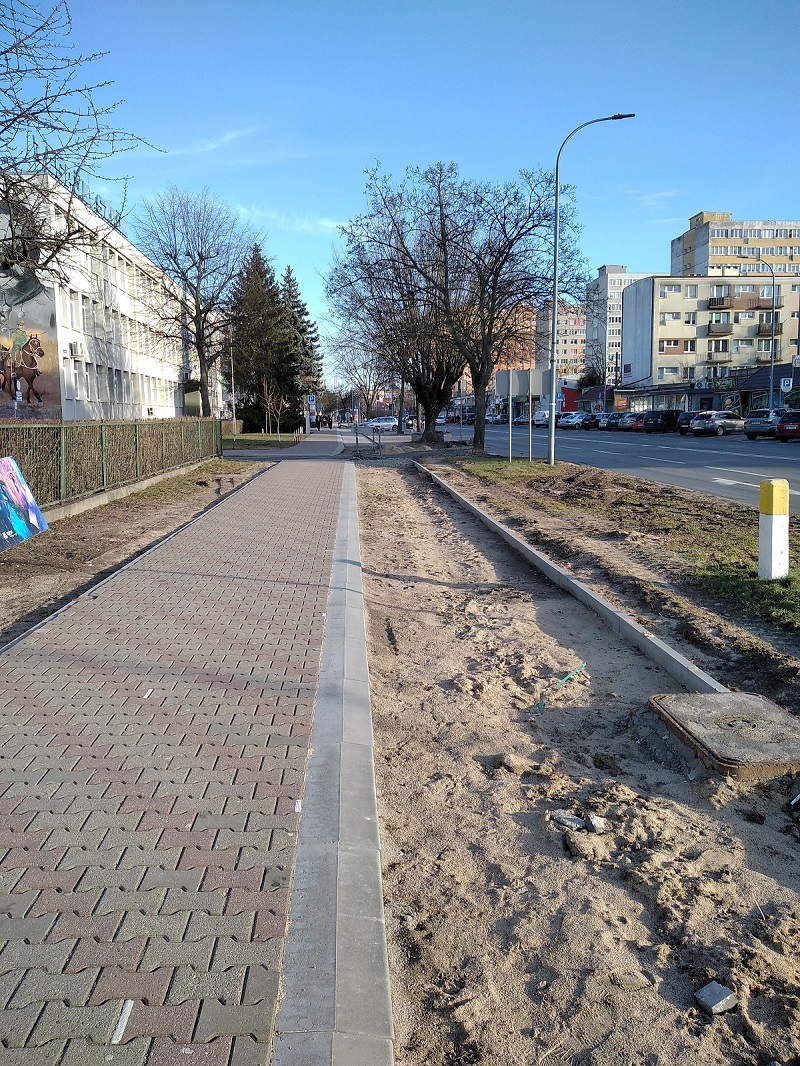 Chodnik i droga rowerowa w budowie na Alejach 1 Maja