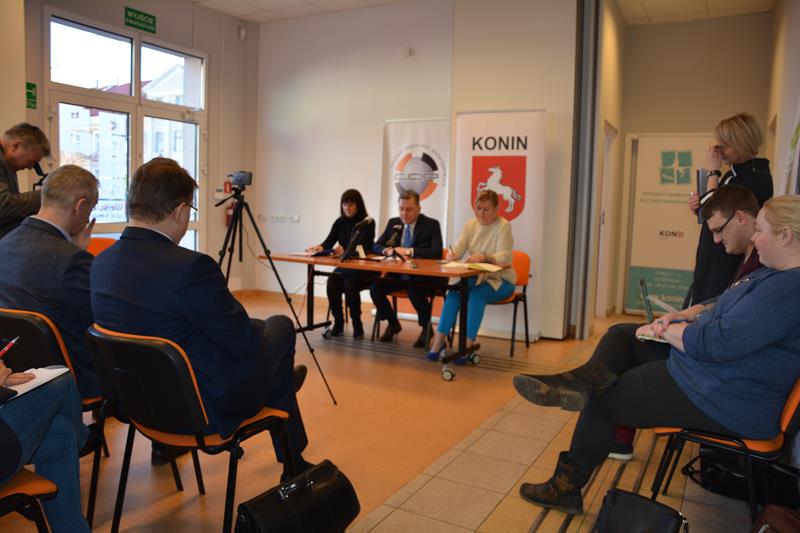 Konferencja prasowa Prezydenta Konina w sali konferencyjnej
