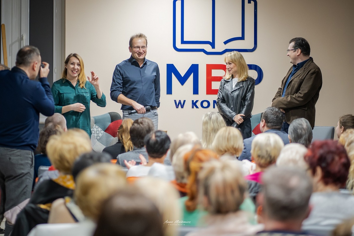 Spotkanie artysty Romana Górskiego z dorosłymi osobami w sali biblioteki